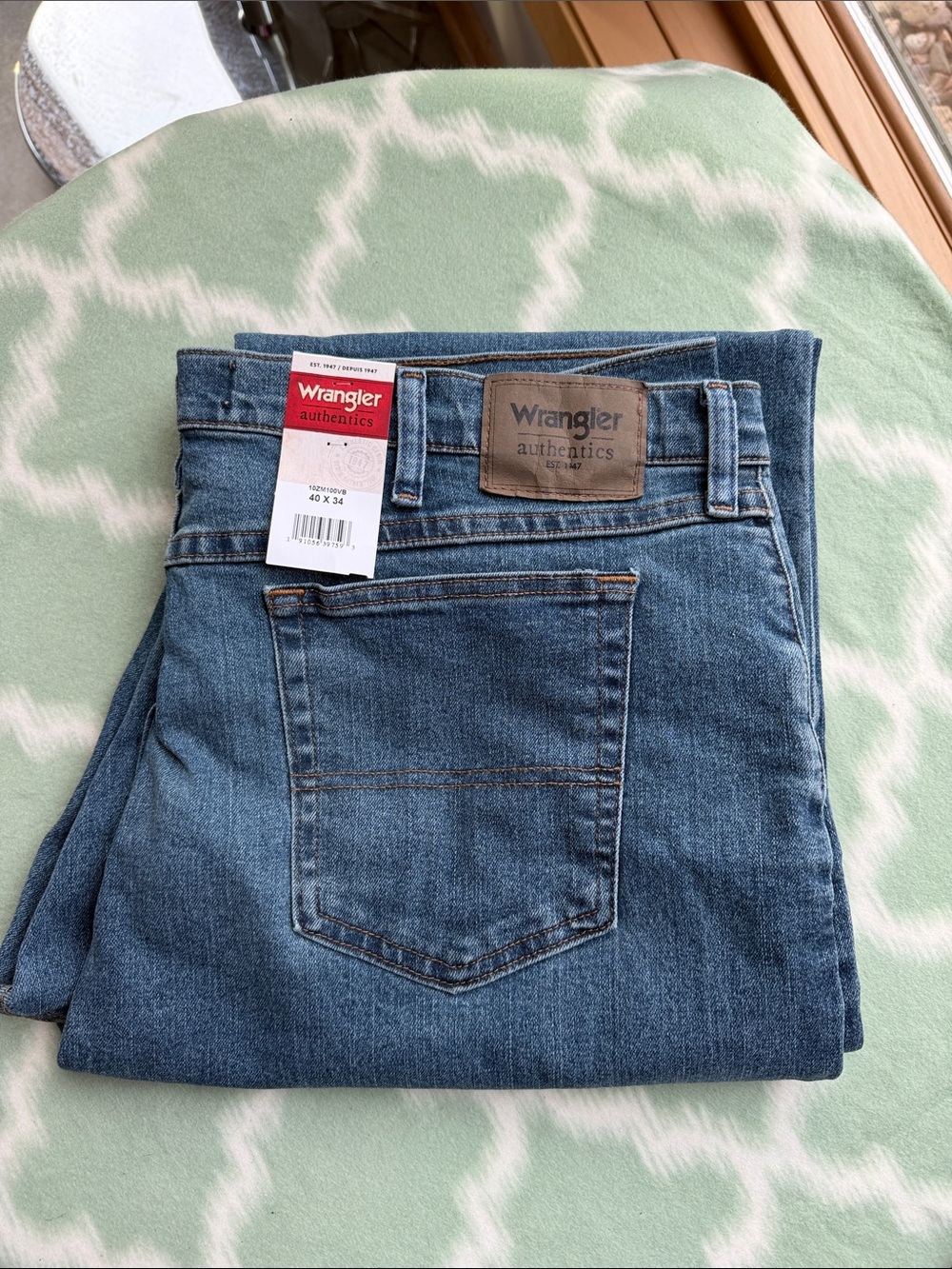 NWT Wrangler Blue Denim Jeans with Logo Patch men’s 40x34